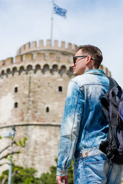 Joven Hombre Guapo Gafas Sol Turista Con Mochila Está Viendo — Foto de Stock