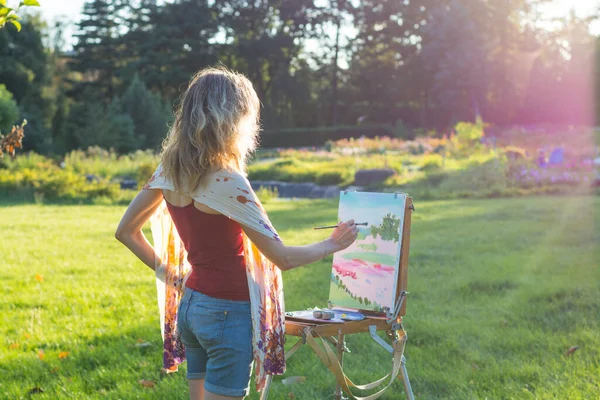 Uma Jovem Artista Segura Pincel Pinta Quadro Cavalete Pôr Sol — Fotografia de Stock