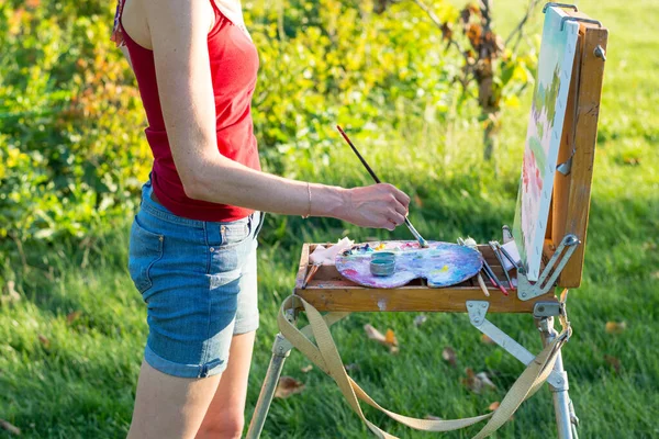 Młoda Artystka Trzyma Pędzel Maluje Obraz Sztaludze Zachodu Słońca Malarz — Zdjęcie stockowe