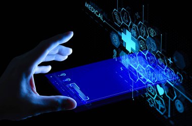 Doktor eli steteskopla sanal ekran arayüzü akıllı telefonunda ikon tıbbi tedavisinde çalışıyor.