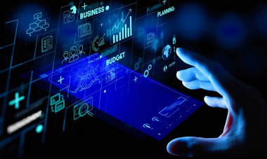 Proje yöneticisi el ve yönetim becerileri akıllı telefon Ui üzerinde görev ve dağıtım programları, bütçe, takım çalışma stratejisi ikonları ile.