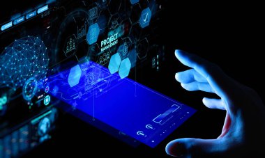 proje yöneticisi ve planlar zamanında görevleri ve kilometre taşları planlama hakkında simgeler ile el çalışma, Ui bilgisayar maliyet yönetimi