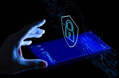 Veri Koruması Siber Güvenlik Şirketi ve Kadın Ui 'nin yeni akıllı telefonu. İnternet Teknolojisi Konsepti.