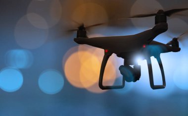 Soyut şehir arka planda yüksek çözünürlüklü dijital kamera ile Drone dört helikopter.