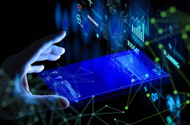 Proje yöneticisi el ve yönetim becerileri akıllı telefon Ui üzerinde görev ve dağıtım programları, bütçe, takım çalışma stratejisi ikonları ile.