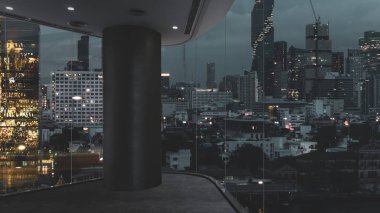 Boş çatı katı mobilyasız modern ofis şehir silueti ve cam pencerelerden şehir binaları.