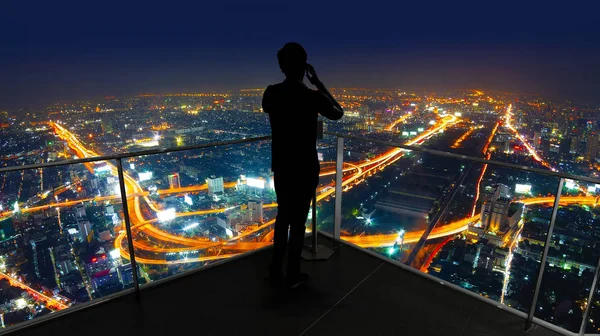 Uomo Affari Piedi Utilizzando Smart Phone Sul Balcone Sul Tetto — Foto Stock