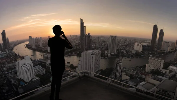 Biznesmen Stojący Przy Użyciu Smartfona Otwartym Dachu Balkonie Oglądający Widok — Zdjęcie stockowe