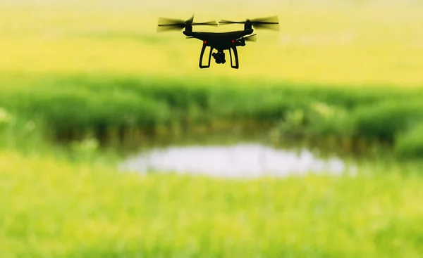 Drone Quad Copter Com Câmera Digital Alta Resolução Fundo Campo — Fotografia de Stock