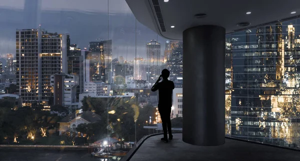Biznesmen Stojący Przy Użyciu Smartfona Nowoczesnej Przestrzeni Oglądając Widok Noc — Zdjęcie stockowe