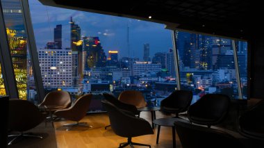 Lounge 'un içinden Bangkok şehri manzarası. Muhteşem bir şehir manzarası Tayland 'da mavi gökyüzü ve şehir.