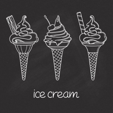 Kara tahta üzerinde dondurma koniler