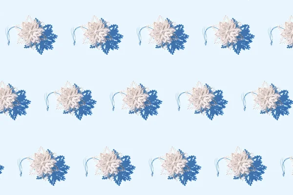 Срібні ігристі шви зі сніжинок на світло-блакитному фоні — стокове фото