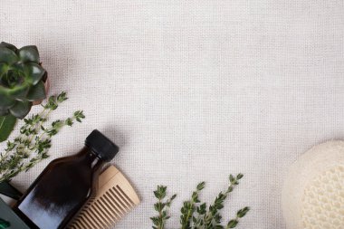 Spa kozmetik ürünleri çerçeve, logo yok, metin için boşluk, branda zemin üzerinde düz yatıyordu