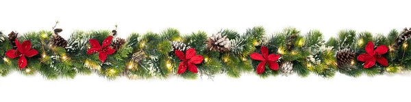 Ghirlanda albero di Natale decorato con fiori di Natale rosso poinsettia e luci led lucide, banner festivo — Foto Stock