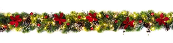 Karácsonyfa koszorú díszített piros karácsonyi poinsettia virágok és fényes led lámpák, ünnepi banner Stock Fotó