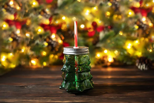 Fondo navideño festivo, botella de bevarage de árbol navideño en mesa de madera con luces led bokeh coloridas — Foto de Stock