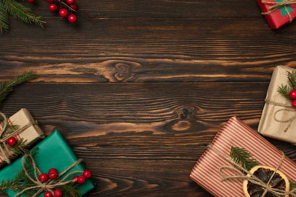 Jul bakgrund med presentaskar dekorerade med naturliga material på trä bakgrund. Semesterförberedelser, ram med plats för text — Stockfoto