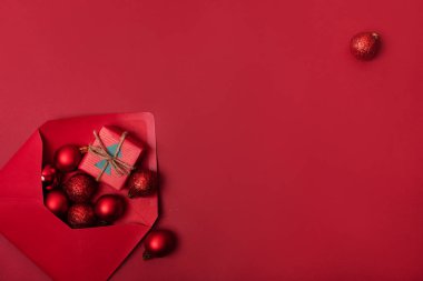 Zarflı, toplu ve hediyeli kırmızı Noel arkaplanı