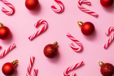 Noel şekerlerinden, kırmızı toplardan, şenlik tasarım kağıtlarından kusursuz desenler.