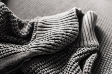 Yün örülmüş bir hırka parçası.