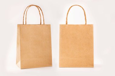 Beyaz arka plan üzerinde izole kahverengi kağıt torba.