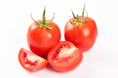 Dilimlenmiş domates ve yarım izole edilmiş beyaz arkaplan.