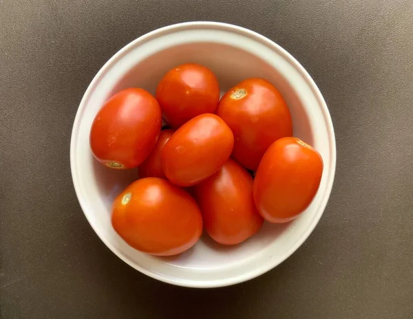 Vermelho Tomate Fresco Vegetal Tigela Branca — Fotografia de Stock