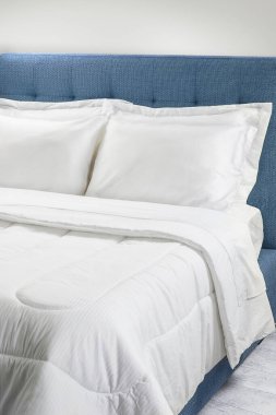 Kral yatağı olan lüks bir otel odası manzarası, üst manzaralı yatak, rahat bir ev.