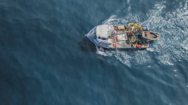 Callao, Lima, Peru - 2020: Lima, Peru 'da Callao 2020 kıyılarında balıkçı