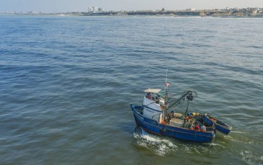 Callao, Lima, Peru - 2020: Lima, Peru 'da Callao 2020 kıyılarında balıkçı