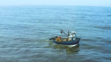 Callao, Lima, Peru - 2020: Lima, Peru 'da Callao 2020 kıyılarında balıkçı