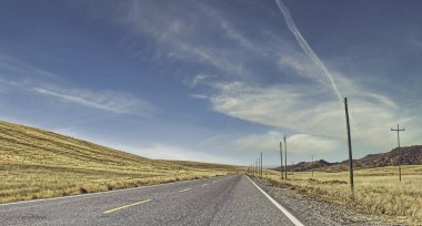 Ancash 'den geçen yol Huaraz, dağlarla çevrili uzun ve boş bir yol.