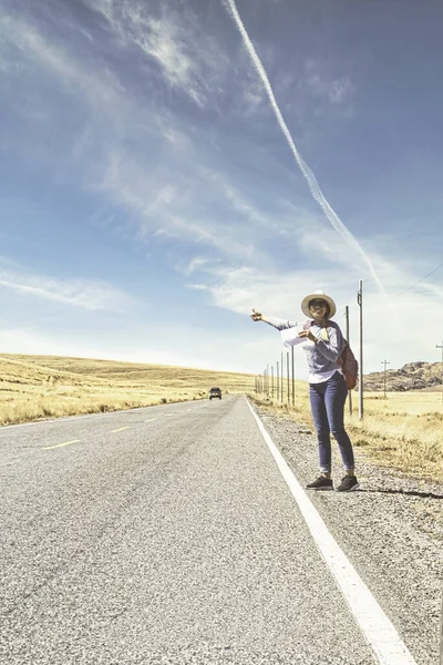 Beautiful Woman Hitchhiking Road Forest Hitchhiking Thumbs Countryside Road Travelling — Stock Photo, Image