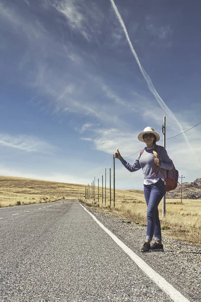 Hermosa Mujer Autostop Carretera Bosque Autostop Con Pulgares Hacia Arriba — Foto de Stock