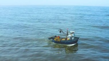 Callao, Lima, Peru - 2020: Lima, Peru 'da Callao 2020 kıyılarında balıkçı