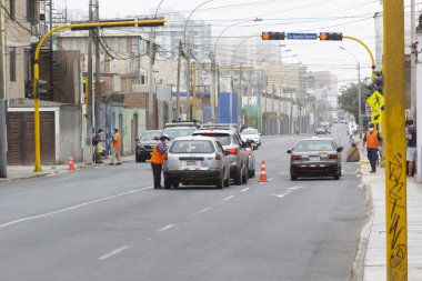 Lima, Peru - 8 Nisan 2020: Güney Amerika 'da covid coronavirüs salgını nedeniyle sokağa çıkma yasağında dolaşım iznini doğrulamak için ordu, askeri ve yerel polis ile kontrol noktası.