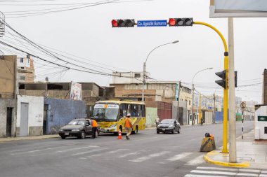 Lima, Peru - 8 Nisan 2020: Güney Amerika 'da covid coronavirüs salgını nedeniyle sokağa çıkma yasağında dolaşım iznini doğrulamak için ordu, askeri ve yerel polis ile kontrol noktası.
