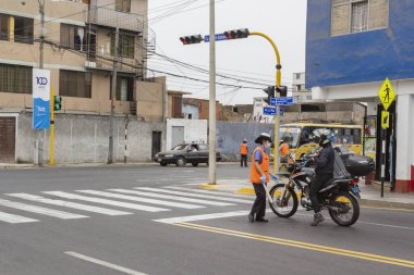 Lima, Peru - 8 Nisan 2020: Güney Amerika 'da covid coronavirüs salgını nedeniyle sokağa çıkma yasağında dolaşım iznini doğrulamak için ordu, askeri ve yerel polis ile kontrol noktası.