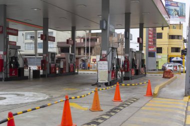 Lima, Peru - 8 Nisan 2020: Güney Amerika 'da bir sonraki bildiriye kadar hizmet istasyonu kapalı.
