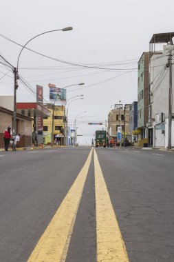 Lima, Peru - 8 Nisan 2020: Güney Amerika 'da covid coronavirüs salgını nedeniyle sokağa çıkma yasağında dolaşım iznini doğrulamak için ordu, askeri ve yerel polis ile kontrol noktası.