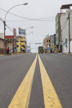 Lima, Peru - 8 Nisan 2020: Güney Amerika 'da covid coronavirüs salgını nedeniyle sokağa çıkma yasağında dolaşım iznini doğrulamak için ordu, askeri ve yerel polis ile kontrol noktası.