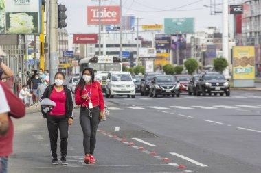 Lima, Peru - 8 Nisan 2020: Güney Amerika 'da bir koronavirüs salgınının ortasında toplumsal uzaklık uygulaması yapan erkekler. Erkekler günü, cinsiyet bazlı karantina. Erkekler yiyecek almak için sıraya girerler..
