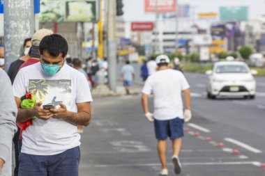 Lima, Peru - 8 Nisan 2020: Güney Amerika 'da bir koronavirüs salgınının ortasında toplumsal uzaklık uygulaması yapan erkekler. Erkekler günü, cinsiyet bazlı karantina. Erkekler yiyecek almak için sıraya girerler..