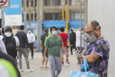 Lima, Peru - 8 Nisan 2020: Güney Amerika 'da bir koronavirüs salgınının ortasında toplumsal uzaklık uygulaması yapan erkekler. Erkekler günü, cinsiyet bazlı karantina. Erkekler yiyecek almak için sıraya girerler..