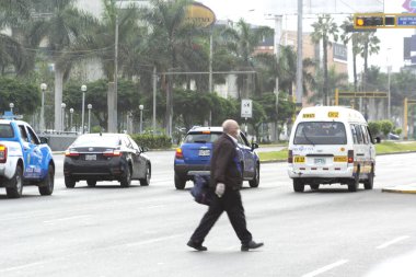 Lima, Peru - 8 Nisan 2020: Koronavirüs salgını sırasında maske takan otobüs yolcuları, Lima 'da toplu taşıma.