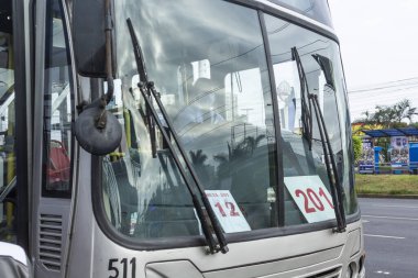 Lima, Peru - 8 Nisan 2020: Koronavirüs salgını sırasında maske takan otobüs yolcuları, Lima 'da toplu taşıma.
