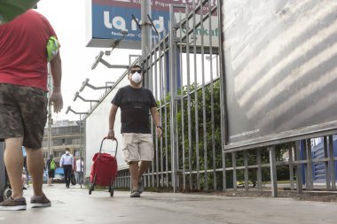 Lima, Peru - 8 Nisan 2020: Güney Amerika 'da bir koronavirüs salgınının ortasında toplumsal uzaklık uygulaması yapan erkekler. Erkekler günü, cinsiyet bazlı karantina. Erkekler yiyecek almak için sıraya girerler..