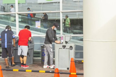 Lima, Peru - 8 Nisan 2020: Süpermarket kuyruğunda el dezenfektanı süren insanlar. Güney Amerika 'da koronavirüs salgını sırasında sosyal uzaklaşma politikaları.