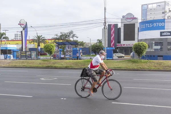 Лима Перу Апреля 2020 Года Человек Велосипедной Маске Посреди Вспышки — стоковое фото